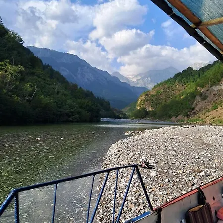 Joy's House, Koman Lake بيت ضيافة *